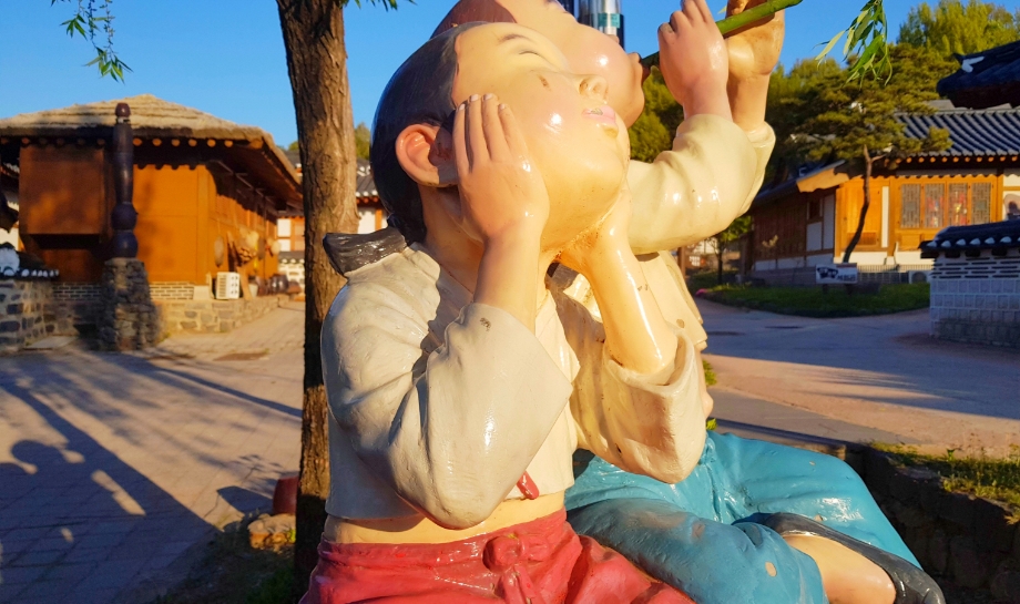 공주한옥마을 조형물.jpg