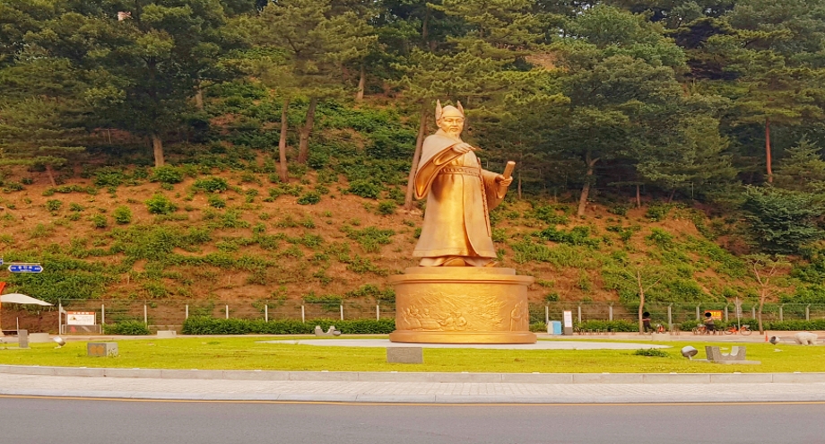 무령왕 회전식 동상.jpg