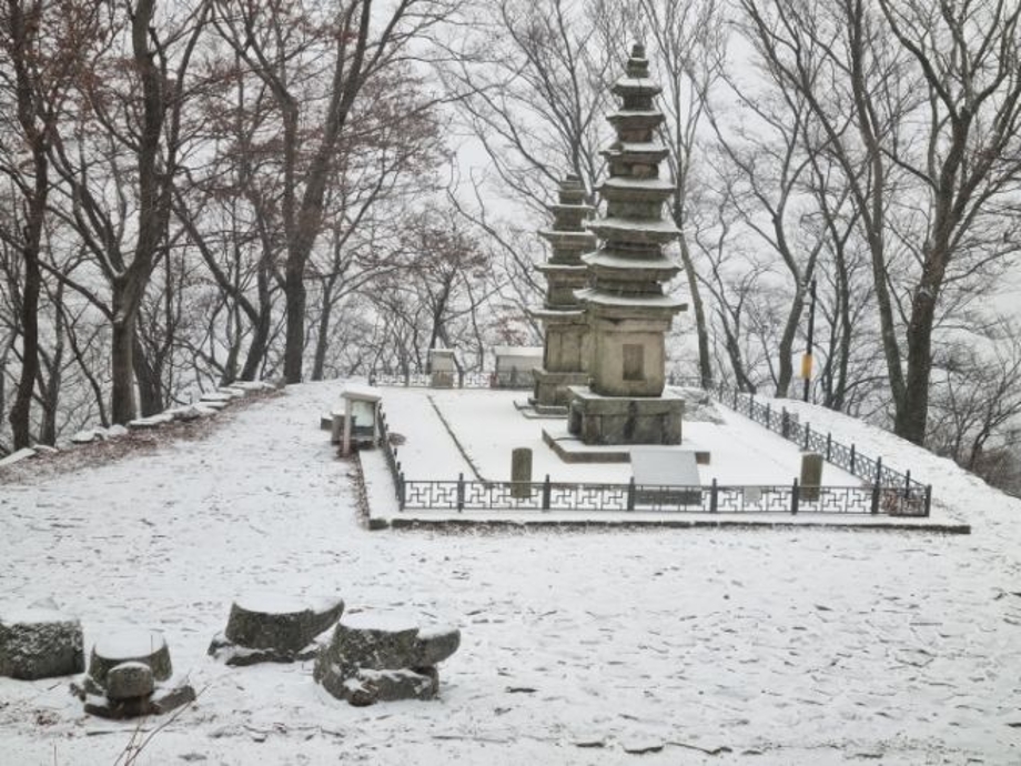 남매탑설경.jpg