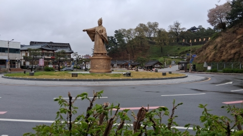 무령왕 동상.jpg