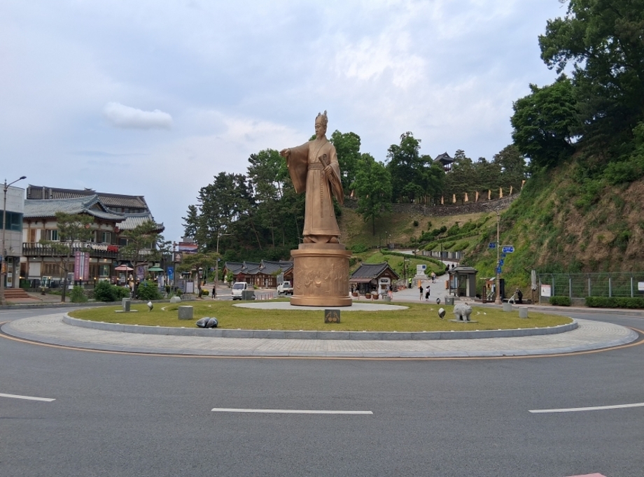 무령왕 회전동상.jpg